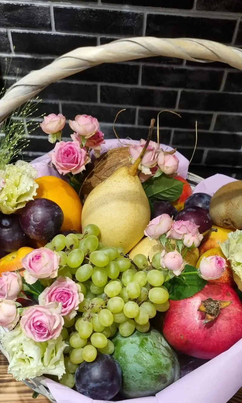 Корзина с фруктами и розовыми кустовыми розами